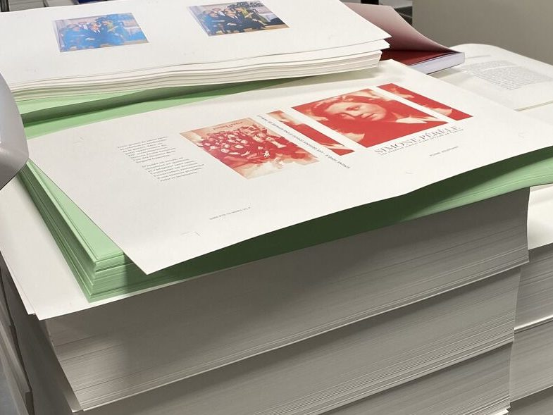 Feuilles de imprimée empilées avant assemblage pour former un livre plume d'éléphant