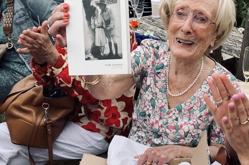 Une femme ouvre un cadeau et découvre une biographie Plume d'Eléphant